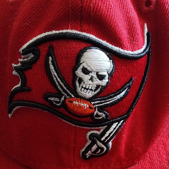 Gorra NFL Tampa Bay Buccaneers New Era 9Fifty Skull with Football Adjustable Cap - Picture 2 of 7